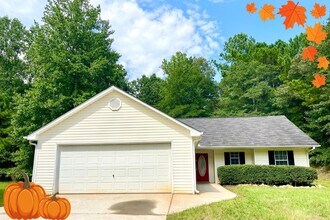 Building Photo - Welcome to this charming 3-bedroom, 2-bath...