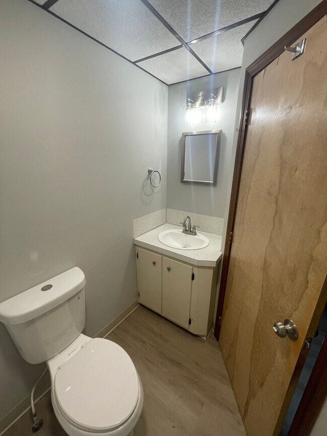 Building Photo - 10 Thompson St