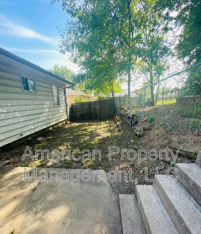Building Photo - 1110 N Hickory Ave