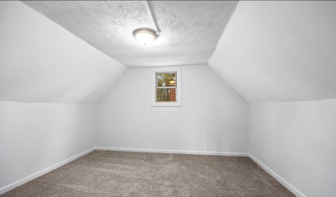 Building Photo - 911 Zeeland Ct NE