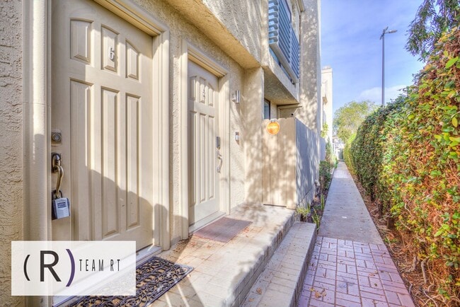 Building Photo - Gorgeous townhouse in a quiet 6-unit gated complex
