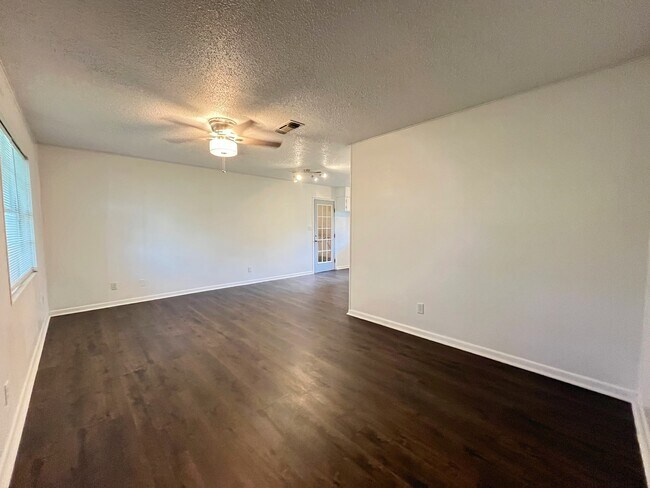 Building Photo - 409 La Bradford Dr
