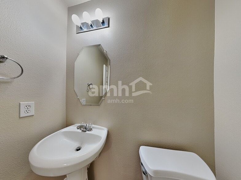 Building Photo - 17022 Sperry Landing Dr