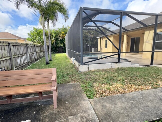 Building Photo - 520 SW Dailey Ave