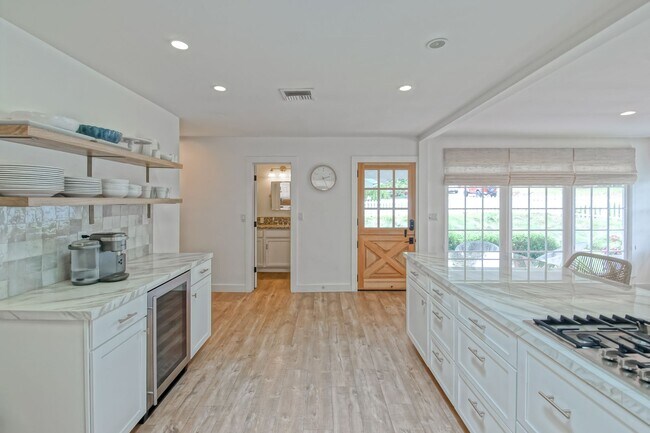 Building Photo - BEAUTIFULLY REMODELED (FURNISHED), 3BR3BA ...