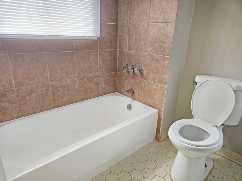 Building Photo - 1534 N Parkway