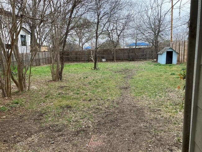 Building Photo - 611 Clifford Dr