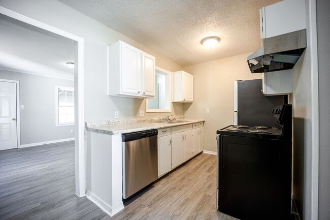 Building Photo - Freshly Updated 3 Bedroom Home