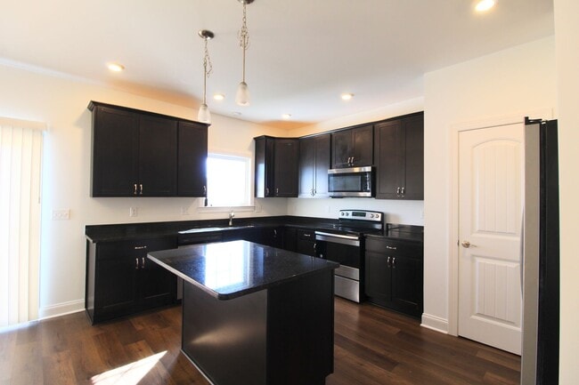 Building Photo - 3 Bedroom 2.5 Townhome Available Now!