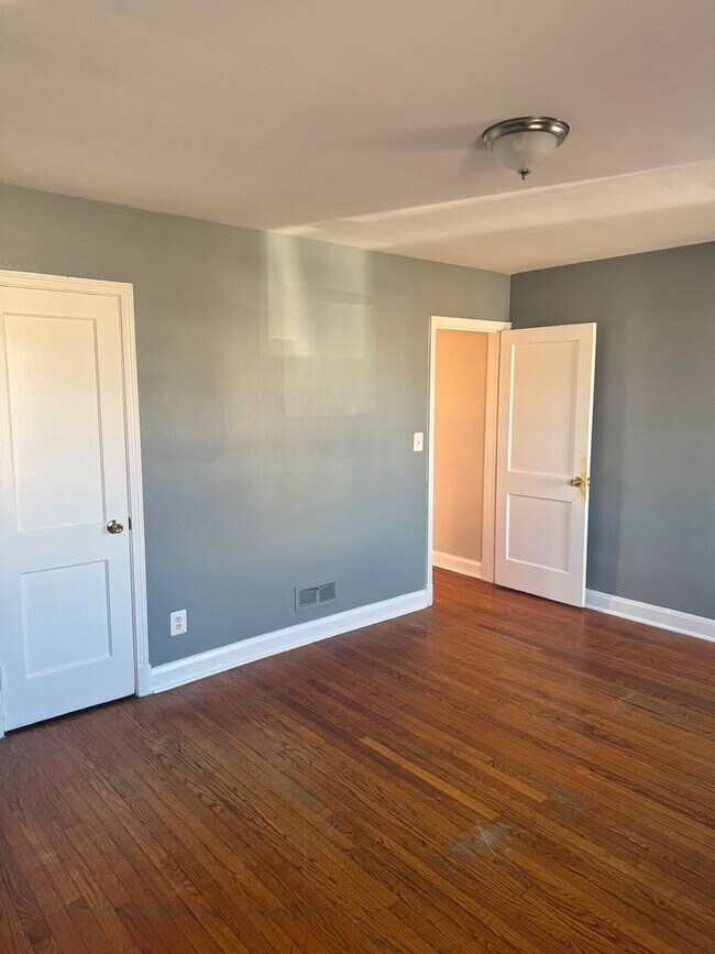 Building Photo - 2 Bedroom  Townhome in Belair-Edison!