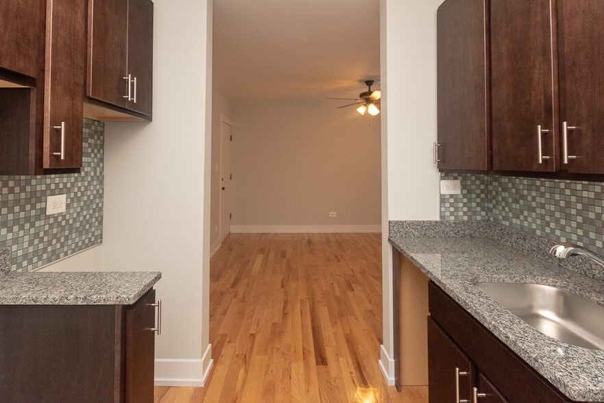 Building Photo - 814 W Cornelia Ave