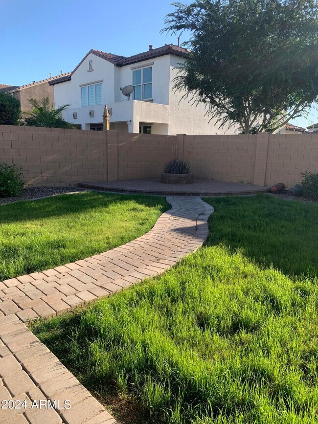 Building Photo - 2219 E Wisteria Dr