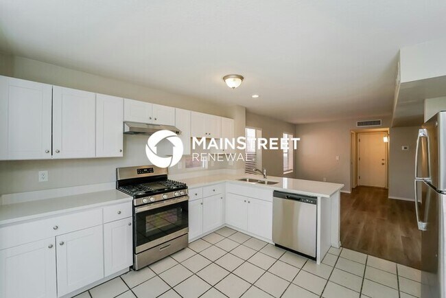 Building Photo - 3 Bedroom Pet-Friendly Home in Tucson, AZ with Main Street Renewal