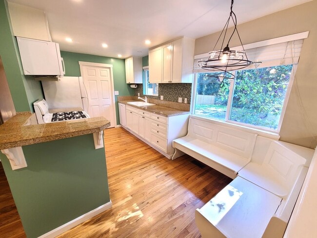 Building Photo - Charming 3Bd/2Ba Kirkland Home with Huge Yard!