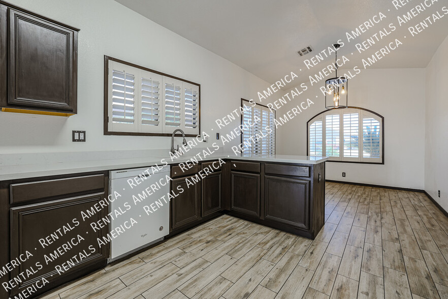 Building Photo - 9316 W Cinnabar Ave