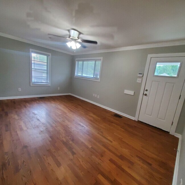 Building Photo - 702 Wildwood Ave