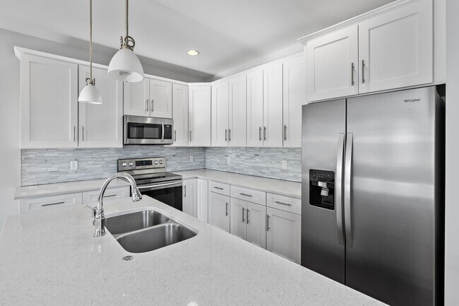 Building Photo - Available Now! 4 Bed, 3.5 Bath, Convenient...