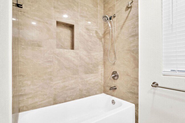 Building Photo - Beautiful one bedroom/one bath in the Verano community at UTC! Close to so much!