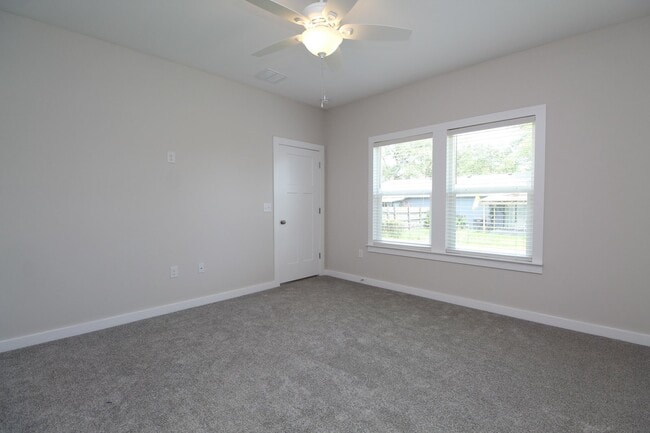 Building Photo - Spacious 3BR/2BA Home with Move-In Special...