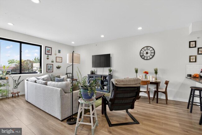Building Photo - 381 Martin St