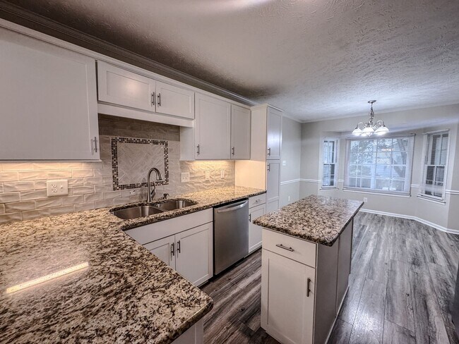 Building Photo - Charming 3 Bed 2.5 Bath Fayetteville Home