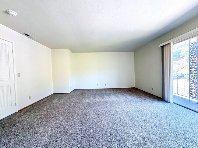 Building Photo - 1732 Las Gallinas Ave