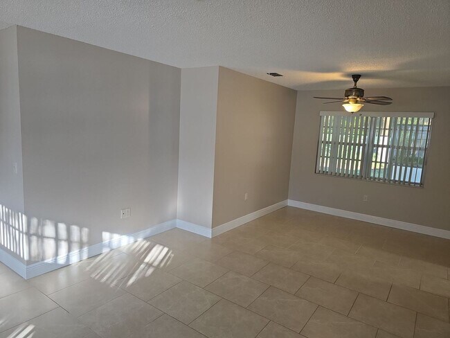 Building Photo - Beautuful 2 bedroom, 2 bath, 2 car garage rental home in Weeki Wachee!