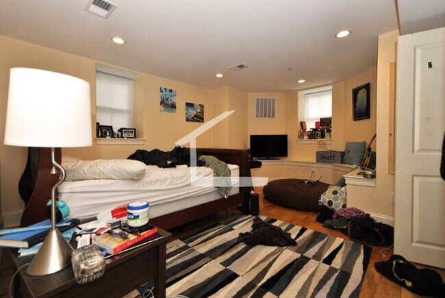 Building Photo - Renovated Duplex Townhome