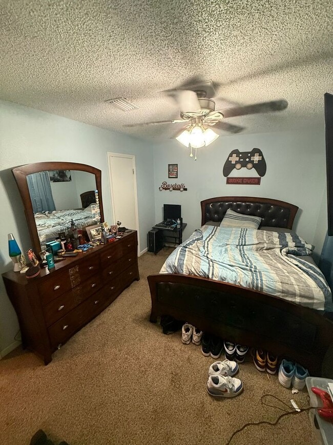 Building Photo - Upgraded 2BR/1.5BA Townhouse Apartment Con...