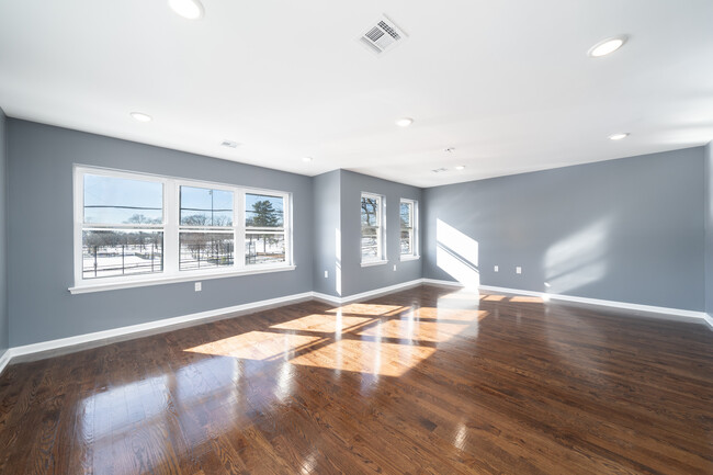 Living room/ Dinning room - 235 16th Ave