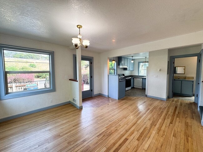 Building Photo - 3 Bed, 1.5 Bath overlooking the Rose Garden and Willamette River bike path in Whiteaker