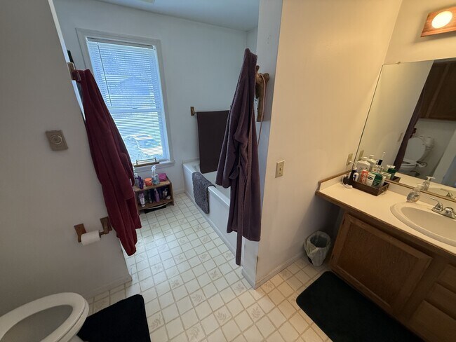 Building Photo - 160 Westview Ln