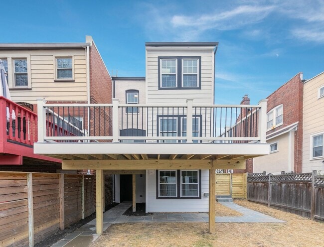 Building Photo - Spacious Fully Renovated Tudor Duplex w/ 3...