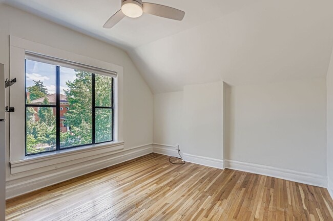 Building Photo - Charming Upper-Level 2 bed 1 bath Unit in ...