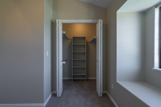 Building Photo - Spacious 6 Bedroom Home with a Balcony!