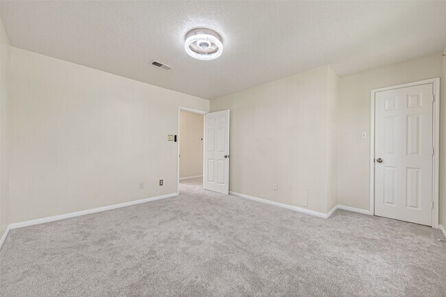 Building Photo - 6710 Creek Village Dr