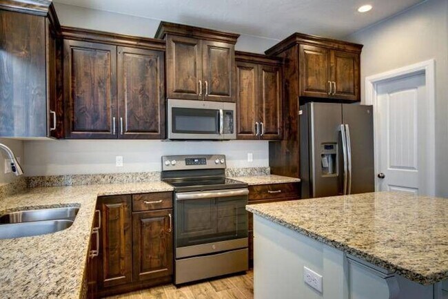 Building Photo - Newer townhome in Cedar City!