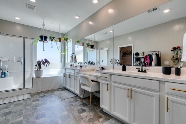 Building Photo - Gated, 4bed + loft with Bedroom and Full bathroom downstairs. Skye Canyon