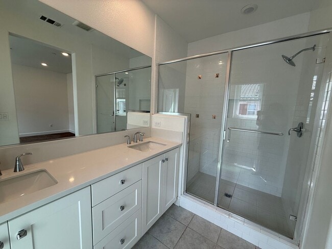 Building Photo - 3 bedroom + loft, 2 1/2 bath townhome in amazing Simi Valley location