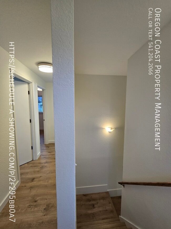 Building Photo - 1135 SE Oar Ave