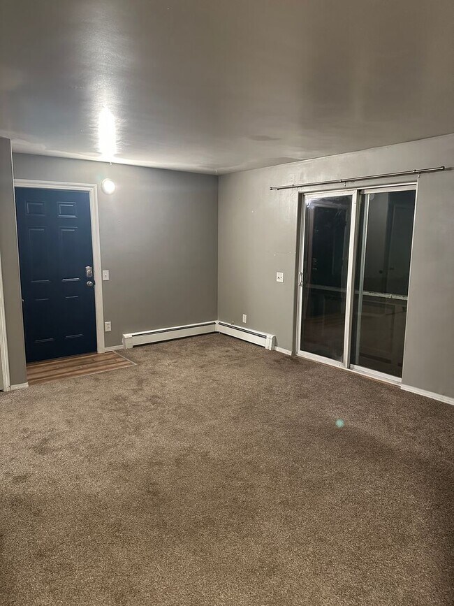 Building Photo - 3 Bed/1 Bath - Heat included!