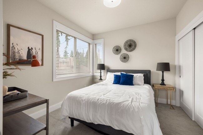 Building Photo - Upscale Three Bedroom