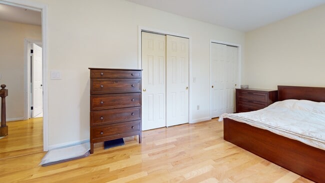 Building Photo - 118 Simsbury Dr
