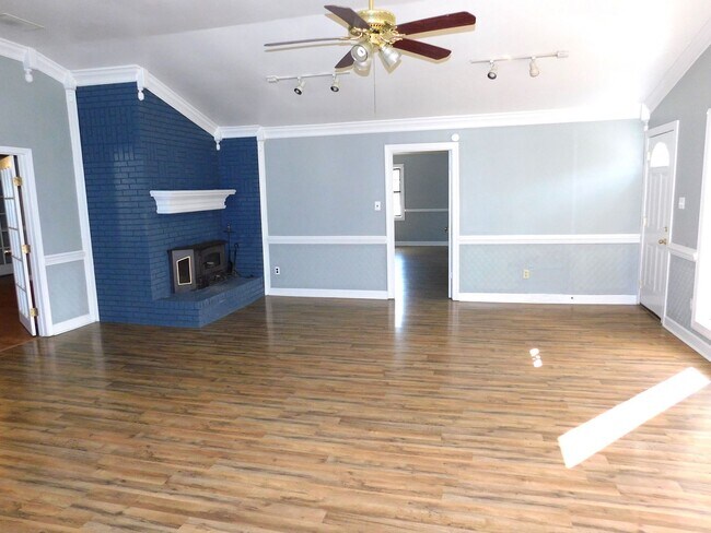 Building Photo - 2128 N Red Banks Rd