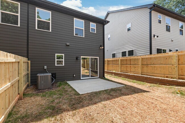 Building Photo - Move-in Ready Modern Townhome!!