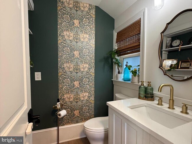 Building Photo - 810 E Elm St