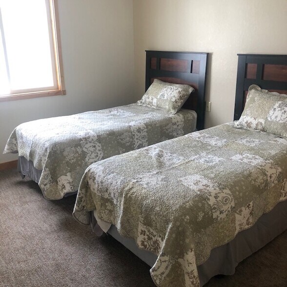 Second bedroom has two twin beds - 100 Monroe Ave
