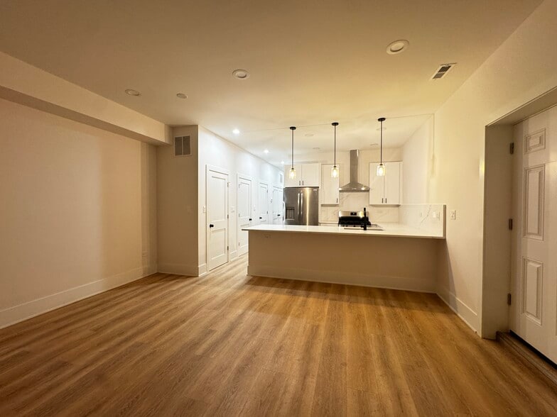 Building Photo - 2425 W Cortez St