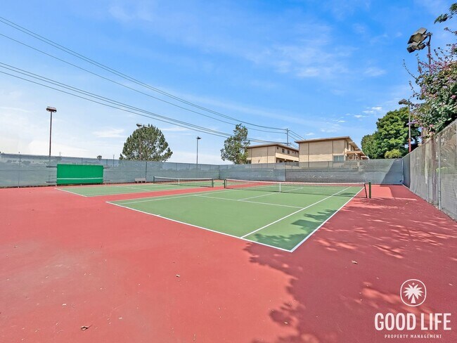 Building Photo - Beautiful 2B/1.5BA Condo W/ AC & Reserved Parking in Point Loma!