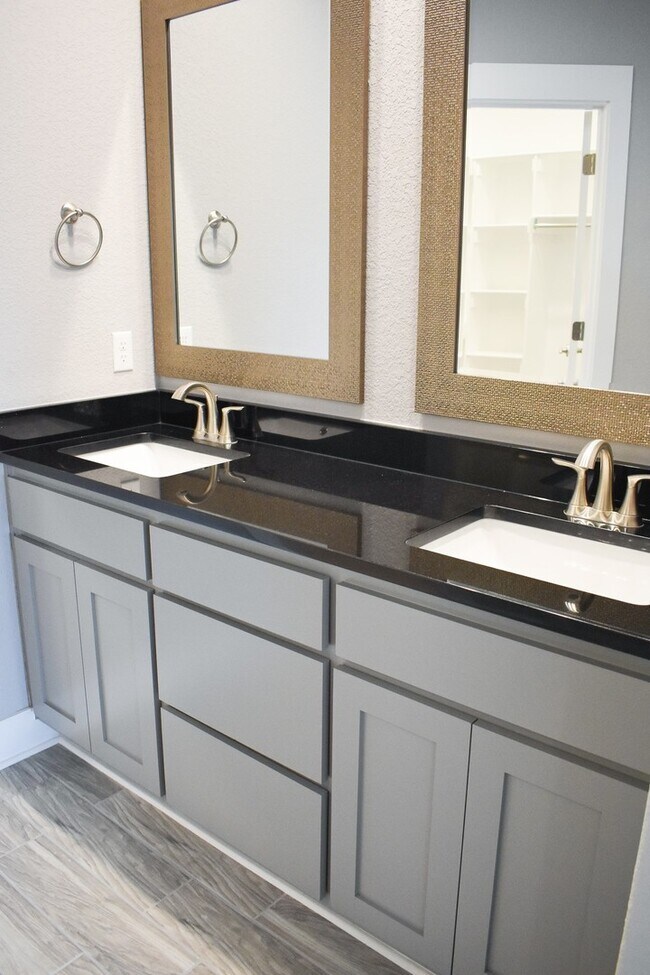 Building Photo - 4 Bedroom 3.5 Bathroom Home in the heart of Fayetteville, AR!!